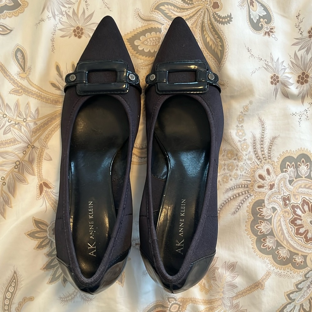 Anne Klein low heel navy pump with buckle and patent detail Women’s size 9